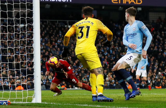 Pha đánh đầu gỡ hòa cho Liverpool của Firmino - Ảnh: REUTERS