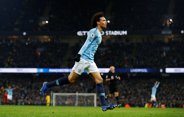 Sane ăn mừng bàn nâng tỉ số lên 2-1 cho M.C - Ảnh: REUTERS