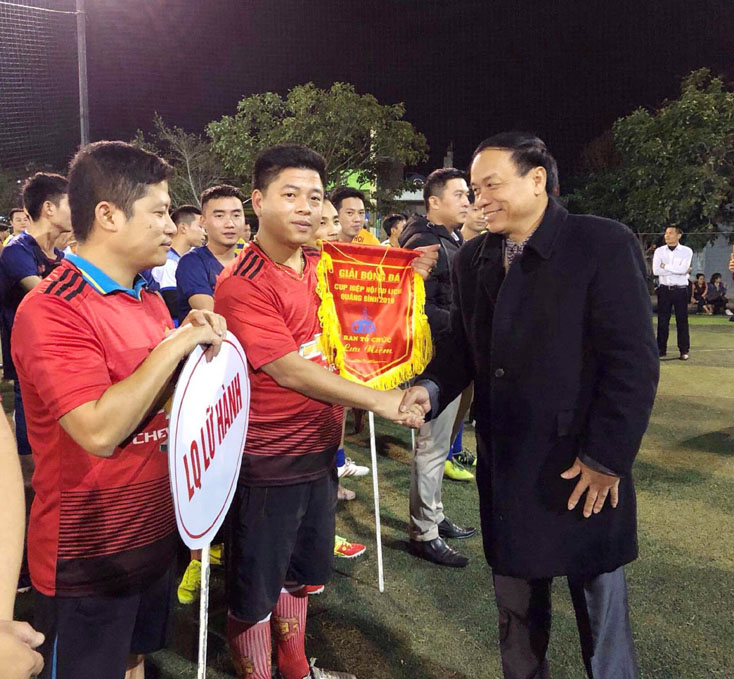 Ban Tổ chức trao cờ lưu niệm cho các đổi tuyển