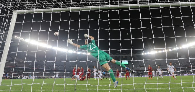 Văn Lâm đã không thể cản phá được cú sút của Ali Adnan. (Nguồn: AFC)