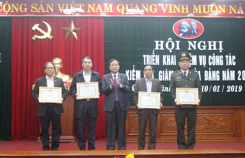 Đồng chí Chủ nhiệm UBKT Tỉnh uỷ Đinh Công Hải trao giấy khen của UBKT Tỉnh uy cho các tập thể