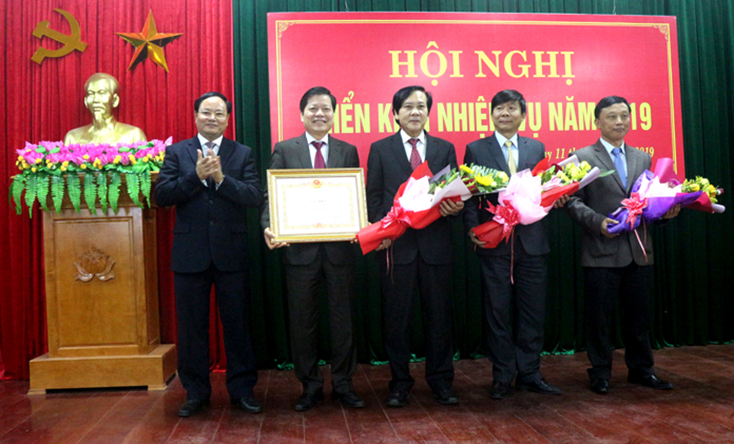 Thừa ủy quyền của Thủ tướng Chính phủ, đồng chí Lê Minh Ngân, TUV, phó Chủ tịch UBND tỉnh trao bằng khen của Thủ tướng Chính phủ cho tập thể ngành Nông nghiệp và PTNT vì đã có thành tích xuất sắc trong thực hiện tái cơ cấu nông nghiệp giai đoạn 2013 - 2018.