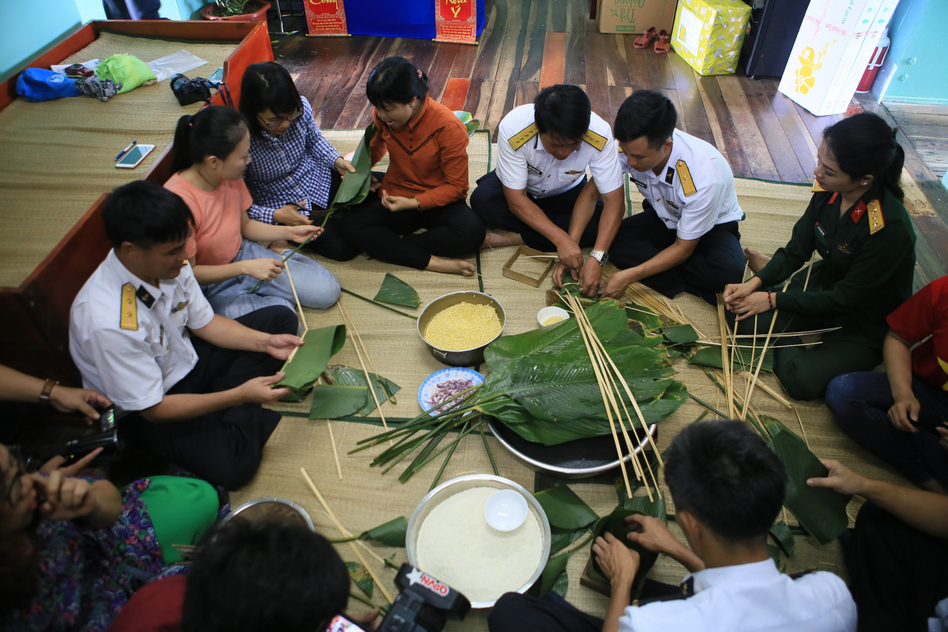 Các thành viên trong đoàn công tác cùng cán bộ, chiến sỹ gói bánh chưng