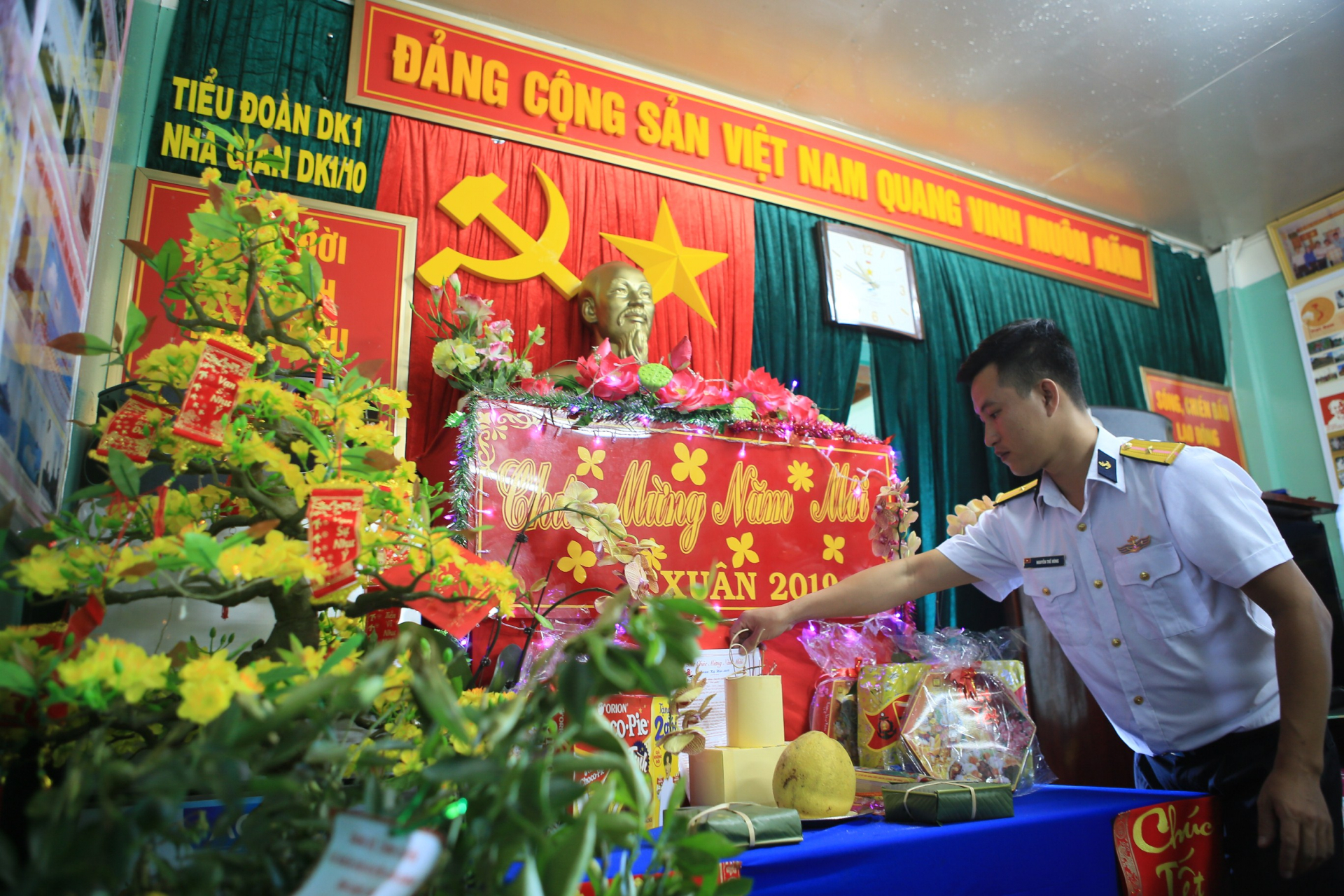 Các phần quà từ đất liền mang đặc trưng hương vị Tết cổ truyền được chuyển lên nhà giàn DK1/10