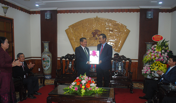Đồng chí Trần Công Thuật, Phó Bí thư Thường trực Tỉnh ủy, Chủ tịch UBND tỉnh, Trưởng đoàn đại biểu Quốc hội tỉnh Quảng Bình tặng quà cho đoàn công tác tỉnh Khăm Muộn.