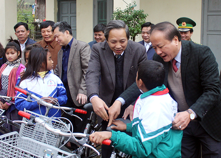 Đồng chí Bí thư Tỉnh ủy Hoàng Đăng Quang và đồng chí Chủ tịch Ủy ban MTTQVN tỉnh Trần Văn Tuân tặng quà cho học sinh Trường PT dân tộc bán trú xã Tân Trạch.