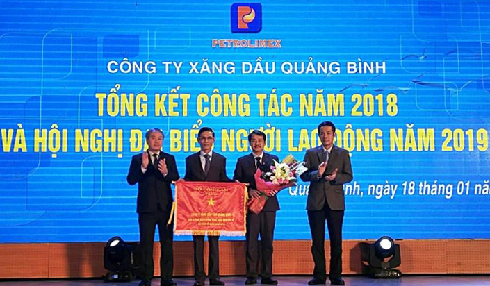Đồng chí Trần Công Thuật, Phó Bí thư Tỉnh ủy đã thay mặt Bộ trưởng Bộ Công an trao cờ thi đua xuất sắc cho Công ty xăng dầu Quảng Bình