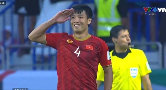 Bùi Tiến Dũng chào kiểu nhà binh sau khi thực hiện quả penalty quyết định vào lưới Jordan.