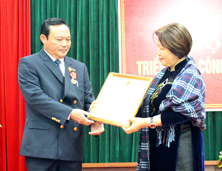 Thừa ủy quyền của Chủ tịch nước, đồng chí Nguyễn Thị Thanh Hương, Phó Chủ tịch HĐND tỉnh trao Huân chương lao động hạng ba cho ông Nguyễn Xuân Thủy, Chánh án TAND thành phố Đồng Hới.