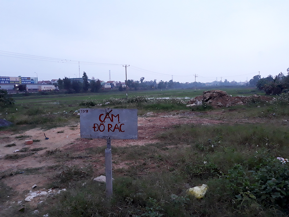Khoảnh đất ở bên đường Hà Huy Tập ngày càng “phình to” bất thường. 