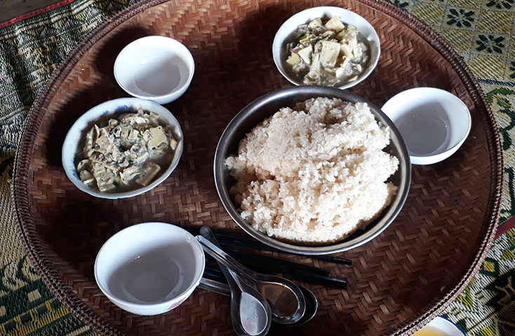 Chiếc pa điền xang (mâm mây đựng cơm) tinh tế, tiện dụng của người Vân Kiều ở xã Trường Sơn. 