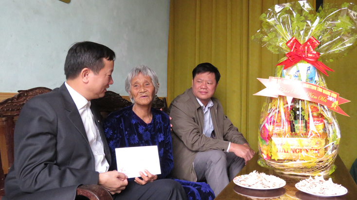 Đồng chí Đinh Công Hải, Uỷ viên Ban Thường vụ Tỉnh ủy, Chủ nhiệm Uỷ ban Kiểm tra Tỉnh uỷ đã đến thăm, chúc Tết Mẹ Việt Nam anh hùng Phan Thị Dét.