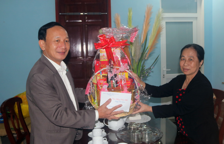 Đồng chí Trần Hải Châu, Ủy viên Ban Thường vụ, Trưởng ban Nội chính Tỉnh thăm, chúc Tết gia đình đồng chí Nguyễn Tư Thoan (nguyên Bí thư Tỉnh uỷ). 