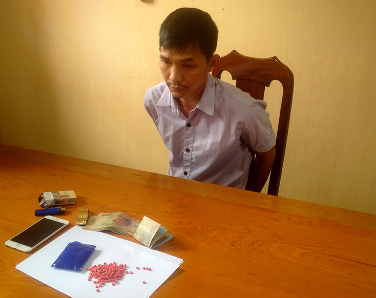Đối tượng và tang vật vụ án.
