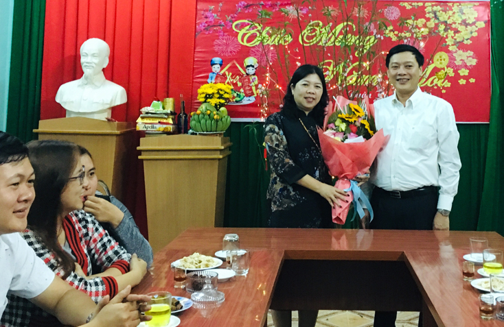 Đại diện lãnh đạo huyện Bố Trạch trao quà chúc Tết, động viên một số đơn vị trực làm nhiệm vụ.