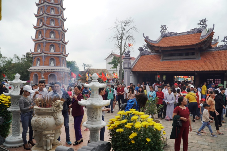Người dân đến vãn cảnh chùa, cầu an tại chùa Hoằng Phúc vào sáng mồng 1 Tết.