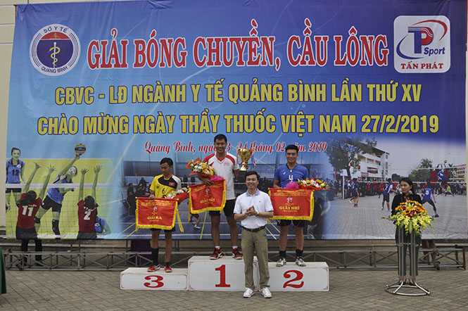 ban Tổ chức trao giải nhất bộ môn bóng chuyền đôi nam cho các vận động viên 