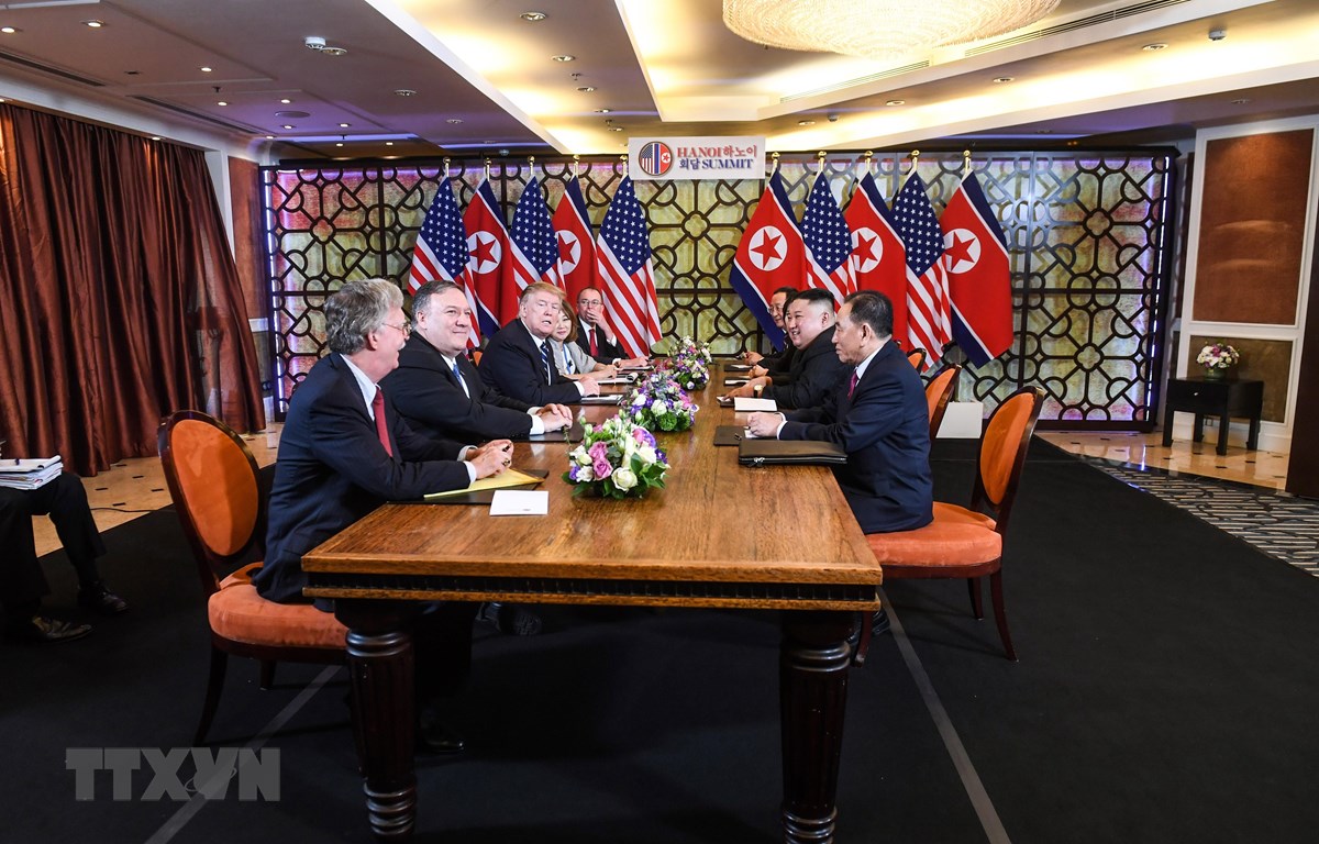 Tổng thống Mỹ Donald Trump (thứ 3, trái) và Chủ tịch Triều Tiên Kim Jong-un (thứ 2, phải) tại cuộc họp mở rộng với các quan chức hai nước trong ngày thứ hai của Hội nghị thượng đỉnh Mỹ-Triều lần hai ở Hà Nội, ngày 28-2-2019. (Ảnh: AFP/ TTXVN)