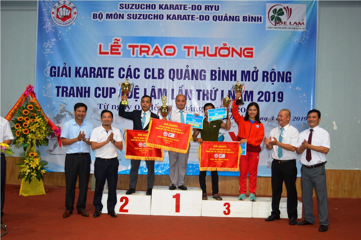 Ban tổ chức trao giải nhất, nhì, ba toàn đoàn cho các đoàn.