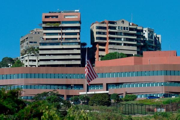 My thong bao thoi diem rut toan bo nhan vien ngoai giao khoi Venezuela hinh anh 1Đại sứ quán Mỹ tại Caracas, Venezuela. (Nguồn: AFP)