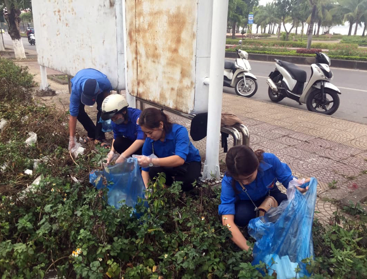  ĐVTN TP. Đồng Hới ra quân vệ sinh môi trường trên đường phố, khu dân cư, hưởng ứng “Ngày chủ nhật xanh” 