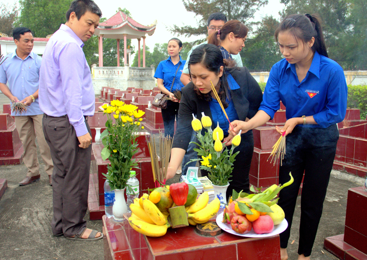 Đại diện tuổi trẻ T.X Ba Đồn thắp hương tưởng niệm