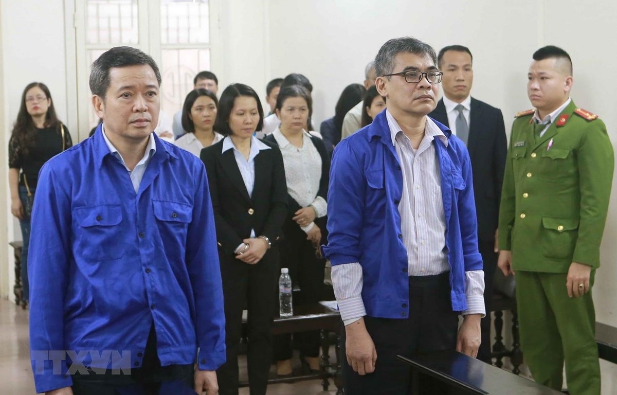 Bị cáo Võ Quang Huy (đứng bên trái) và bị cáo Từ Thành Nghĩa (đứng bên phải) tại phiên tòa. (Ảnh: Doãn Tấn/TTXVN)