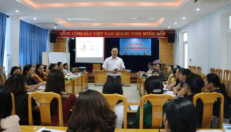 Toàn cảnh lớp tập huấn khởi sự kinh doanh, hỗ trợ phụ nữ khởi nghiệp.