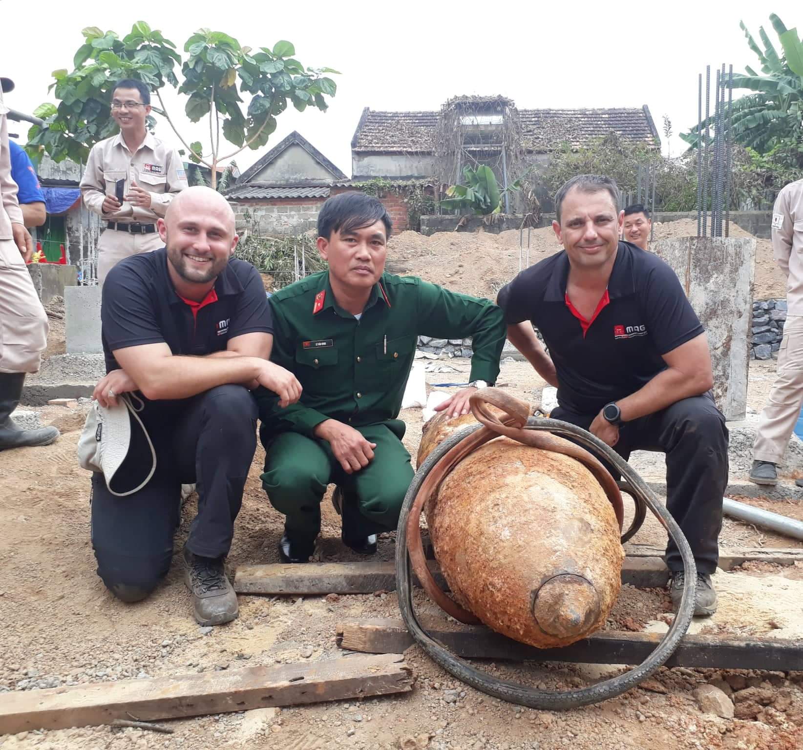 Jack Cambpell (trái) và Damien Lakin (phải) sau khi tháo gỡ thành công ngòi nổ quả bom hơn 300 kg. Ảnh: NVCC