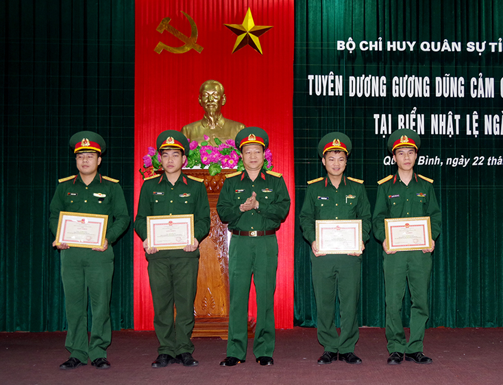 4 quân nhân dũng cảm cứu người bị đuối nước được tặng giấy khen của Bộ CHQS tỉnh.