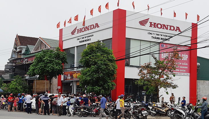 nhiều người dân hiếu kỳ kéo đên trước cửa hàng, nơi xảy ra vụ tai nạn điện giật.