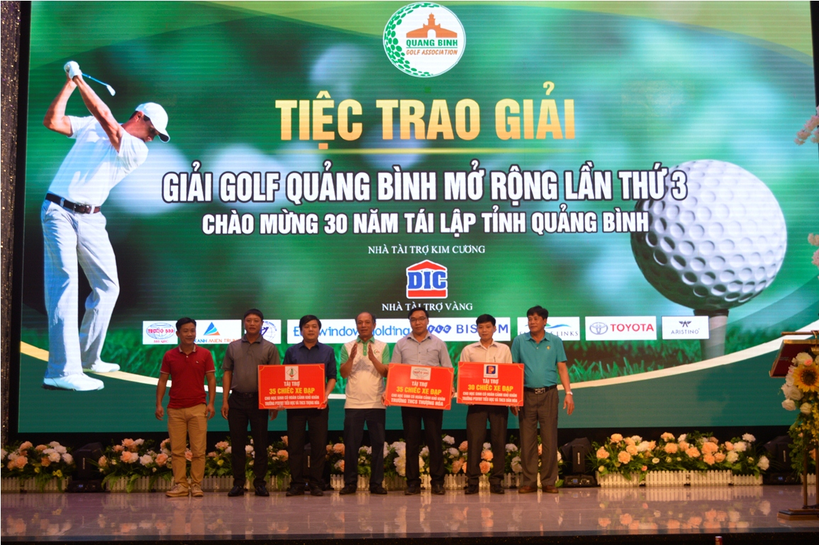 : Ban tổ chức tặng 100 chiếc xe đạp cho các em học sinh ở 3 trường học ở vùng khó khăn nhất của huyện Minh Hóa.