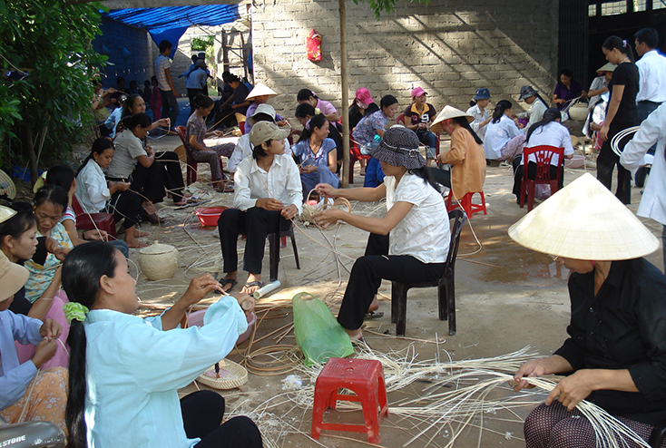 Các lớp đào tạo nghề thủ công mỹ nghệ truyền thống thu hút nhiều lao động nông thôn tham gia.