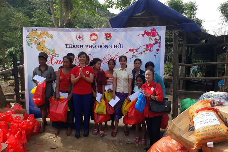  Chị Phạm Thị Hồng Minh, Chủ tịch Hội CTĐ huyện Quảng Ninh trao quà cho người dân xã Trường Sơn.