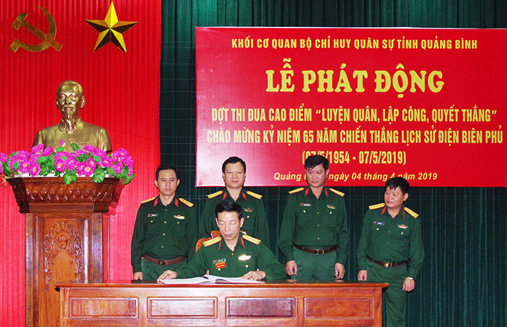 Đại diện các cơ quan, đơn vị thuộc Bộ CHQS tỉnh ký kết giao ước thi đua.