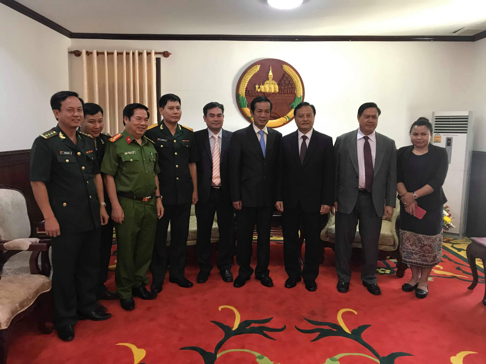 Đồng chí Chủ tịch UBND tỉnh Trần Công Thuật đến thăm, chúc Tết Bunpimay tại tỉnh Savannakhet (Lào).