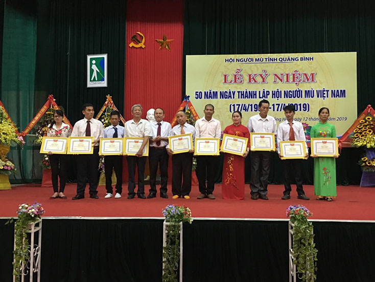 Hội Người mù trao bằng khen cho các tập thể có thành tích xuất sắc trong công tác hội