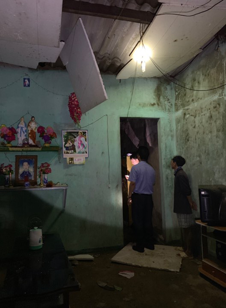 Chính quyền địa phương đến thăm hỏi, hỗ trợ người dân khắc phục tạm thời ngay trong đêm.