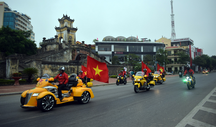 Đoàn mô tô dẫn đầu đường đua