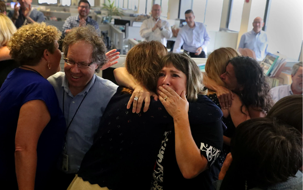 Các nhân viên tòa soạn báo The Sun Sentinel ở bang Florida bày tỏ cảm xúc khi biết tin đoạt giải Pulitzer. (Nguồn: Reuters)