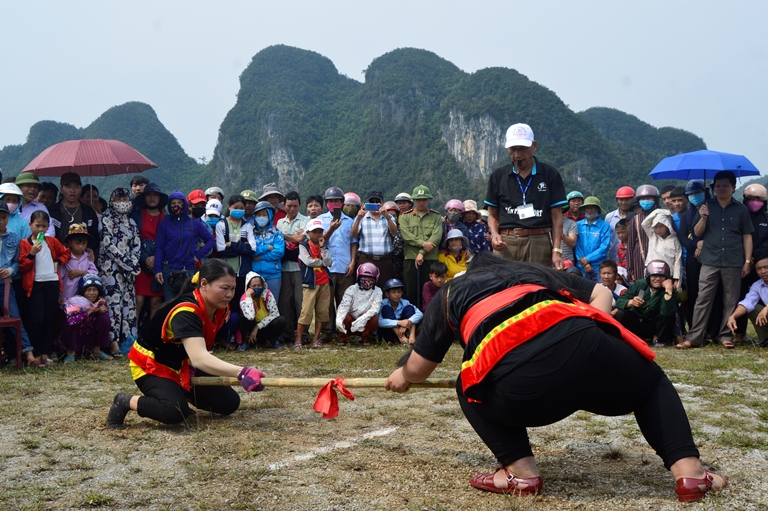 Môn thi đẫy gậy cũng thu hút rất đông khán giả đến cổ vũ