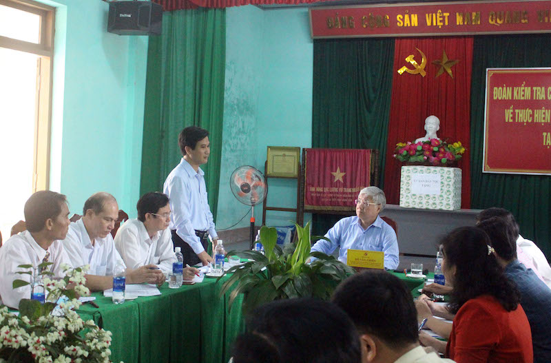 Đồng chí Đặng Đại Tình, Chủ tịch UBND huyện Lệ Thuỷ báo cáo tình hình thực hiện Nghị quyết số 84 với đoàn công tác