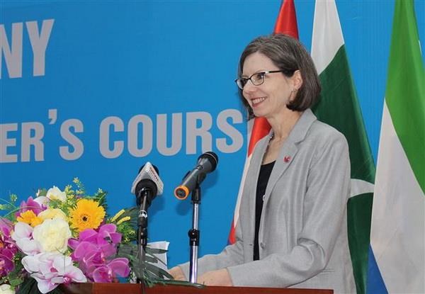 Khai mac Khoa huan luyen Sy quan Hau can Lien hop quoc tai Viet Nam hinh anh 3Đại sứ Đặc mệnh toàn quyền Canada tại Việt Nam Deborah Paul phát biểu tại lễ khai mạc. (Ảnh: Xuân Thịnh/TTXVN phát)