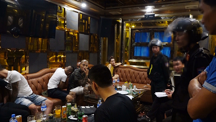 Một số đối tượng bị bắt tại phòng hát của Caraoke Thiên Đường II.