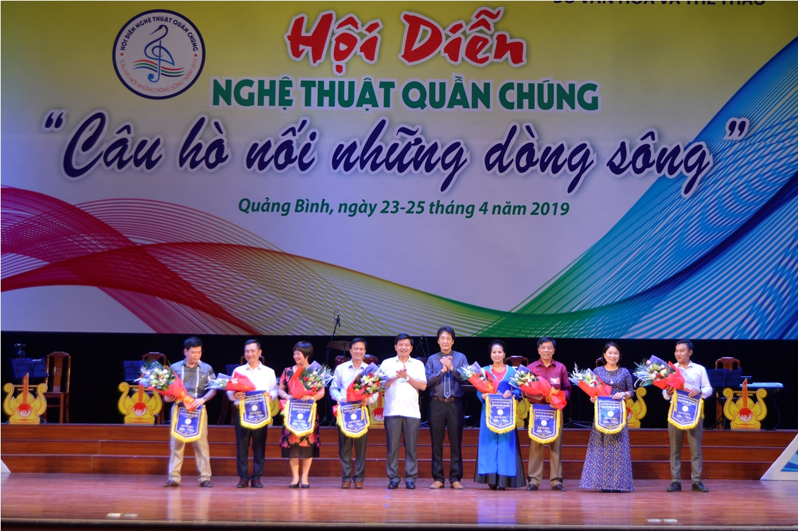 Lãnh đạo Cục Văn hóa cơ sở và  Sở Văn hóa - Thể thao tặng hoa và cờ lưu niệm cho các đoàn tham dự liên hoan.