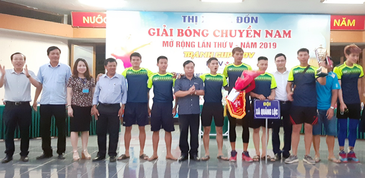 Lãnh đạo TX. Ba Đồn trao thưởng cho đội đạt giải nhất.