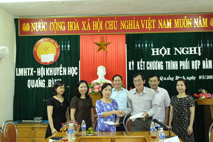 Đại diện lãnh đạo Hội Khuyến học tỉnh và Liên minh HTX tại buổi ký kết phối hợp
