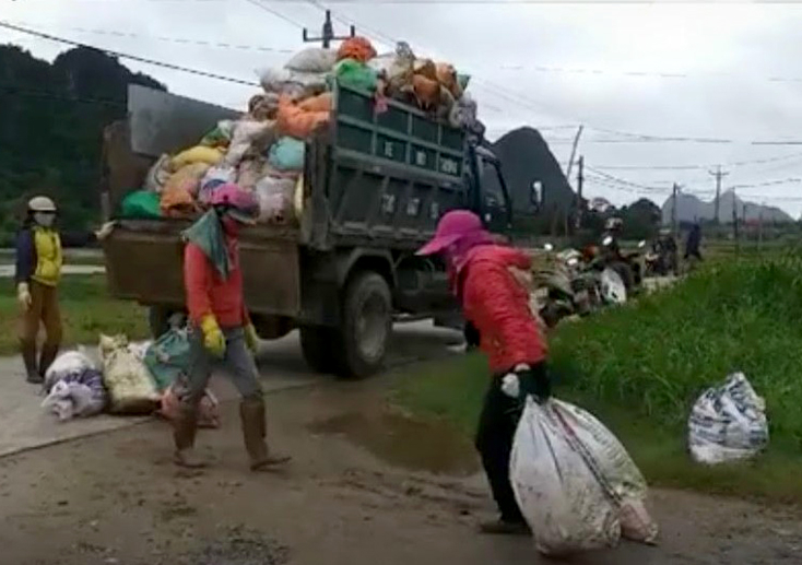 Việc thu gom, vận chuyển rác thải tại xã Thạch Hóa thực hiện định kỳ vào sáng thứ 7 hàng tuần.