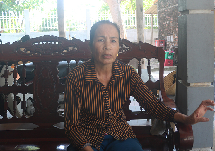 Bà Phạm Thị Phao kể lại sự việc với phóng viên.