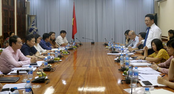 Đồng chí Trần Văn Đạt, Phó vụ trưởng Vụ các vấn đề chung về xây dựng pháp luật, Bộ Tư pháp phát biểu tai buổi làm việc.